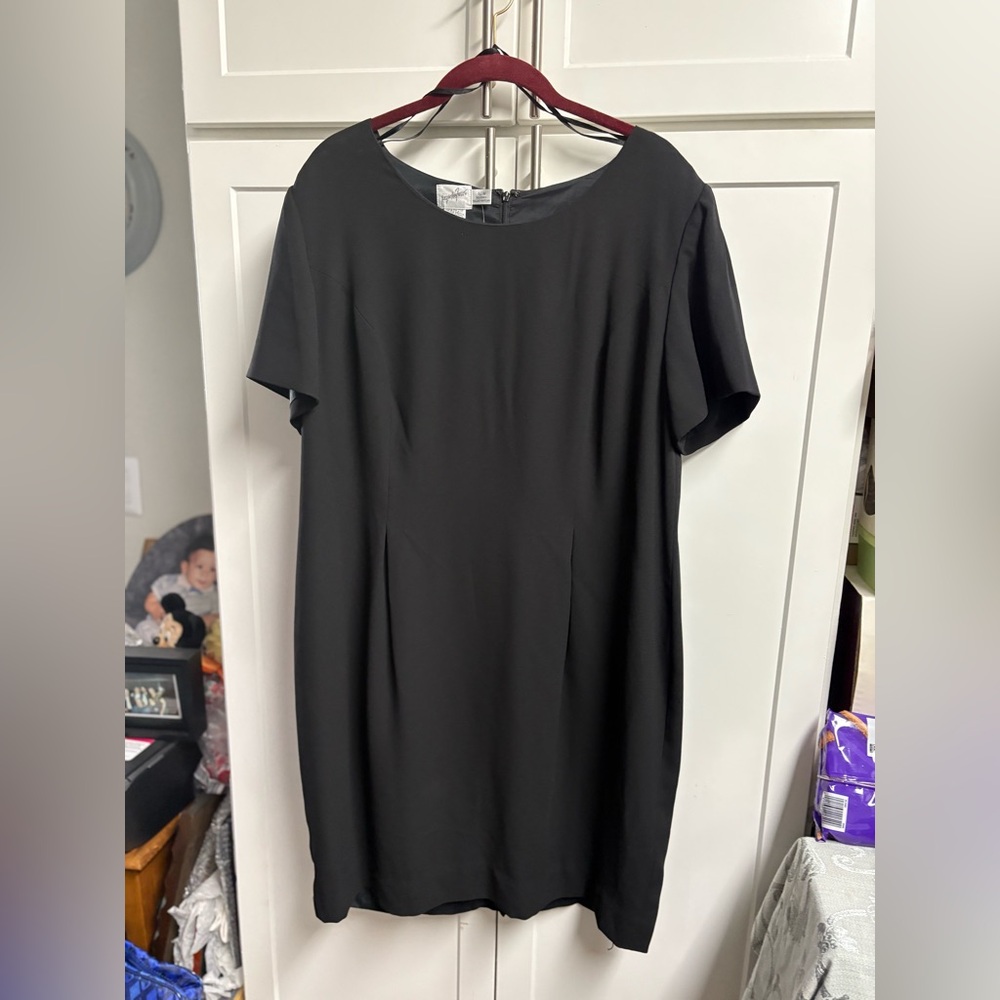 Simple Black Flattering short sleeve Dress. NEW